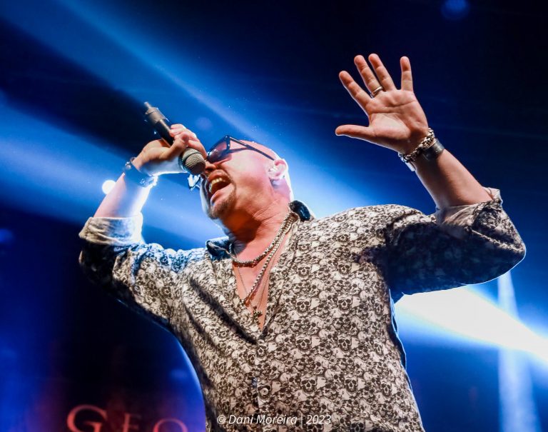 Geoff Tate supera problemas com saúde e faz show incrível em São Paulo