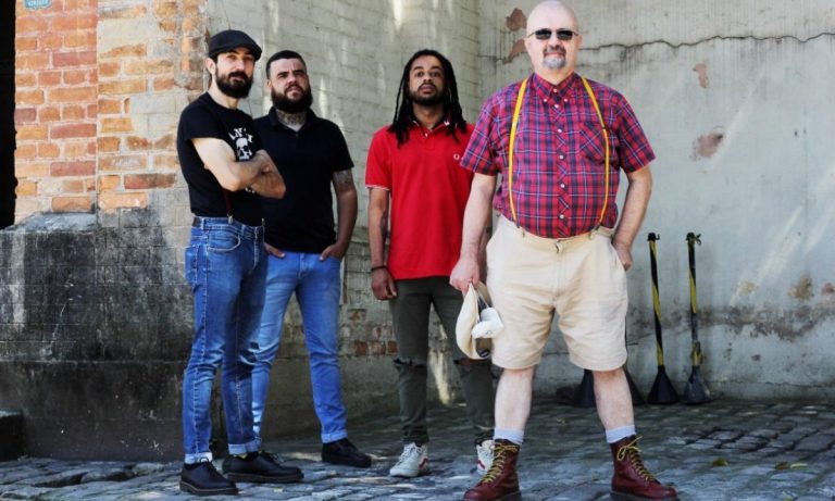 Garotos Podres se apresenta no Basement Cultural em Curitiba