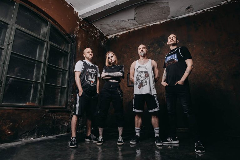 A popular banda húngara de punk metal The Hellfreaks lança seu novo álbum 'Pitch Black Sunset' e com ele, também um novo videoclipe para o single 'Hit Me Where It Hurts'