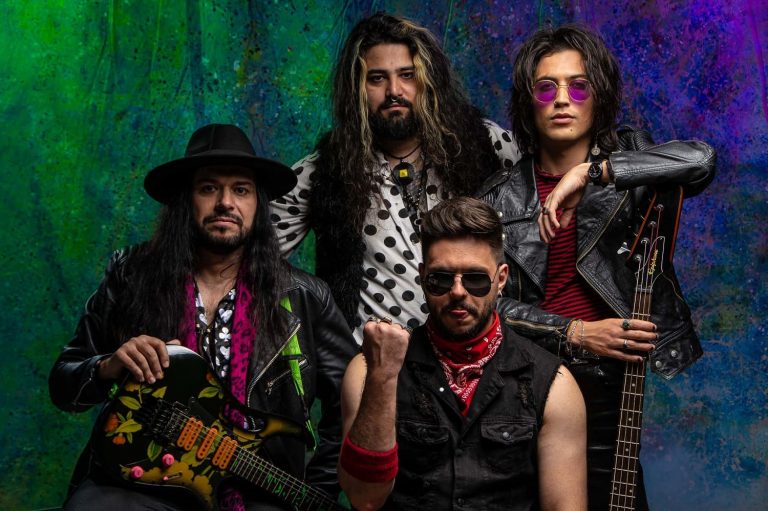 Banda da cidade de Londrina (PR) tem como proposta oferecer experiência sonora e visual temática e tem chamado atenção na cena local com ideia de resgatar sonoridade do rock anos 1980 Banda da cidade de Londrina (PR) tem como proposta oferecer experiência sonora e visual temática e tem chamado atenção na cena local com ideia de resgatar sonoridade do rock anos 1980