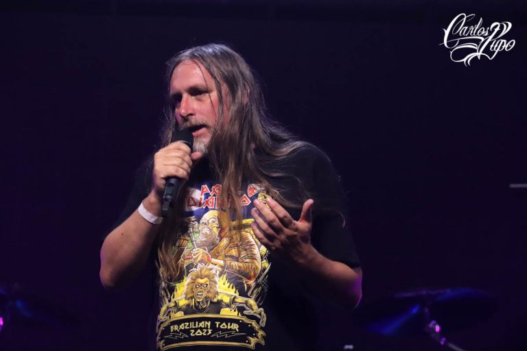O escritor croata Stjepan Juras, com vários livros lançados sobre o Iron Maiden, comenta o estado de saúde do cantor ao discursar no palco