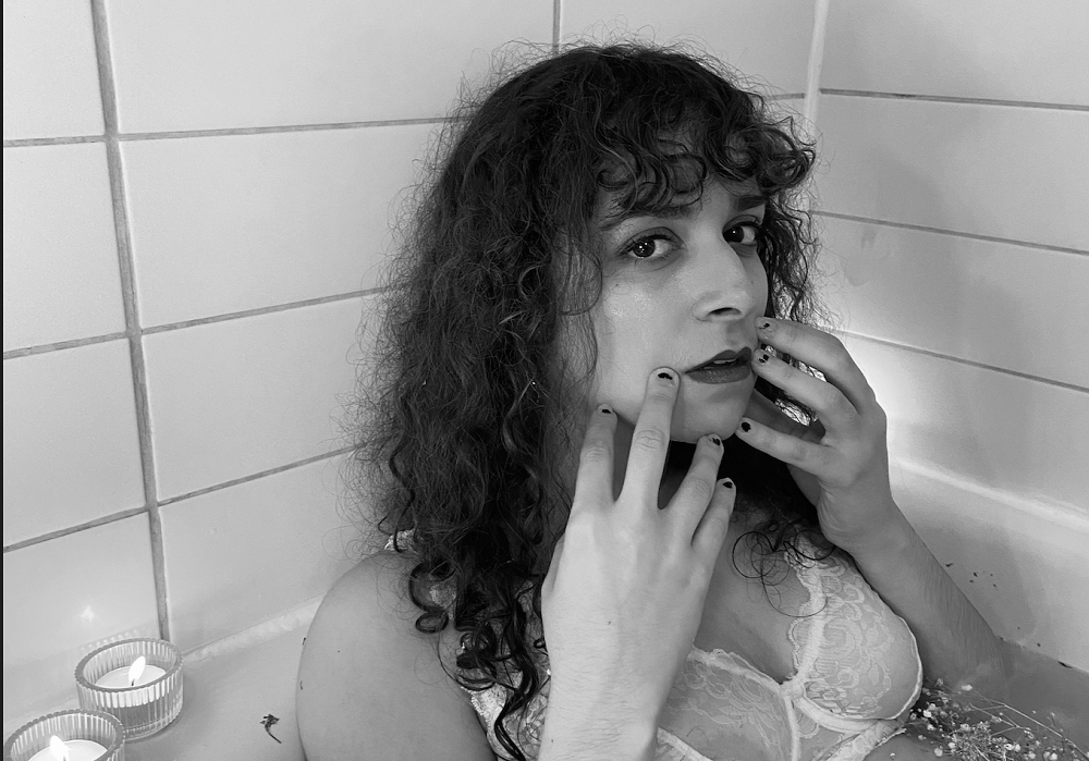 Manella lança single de estreia; Ouça “Pain”