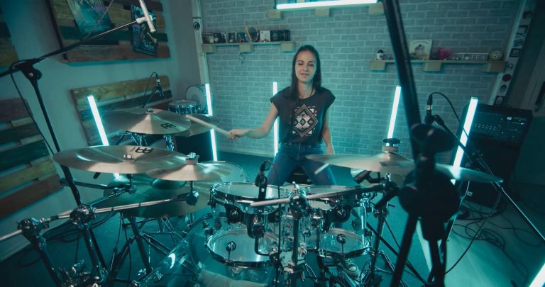 Baterista búlgara Michaela Naydenova é a nova integrante do Nervosa