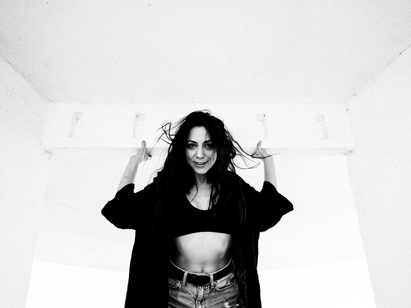 Estelle Mey: cantora de Heavy Metal lança “Late (Dino Song)”