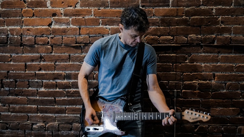 Revivendo o classic rock, Rich Chambers lança “Don’t Go Jo”