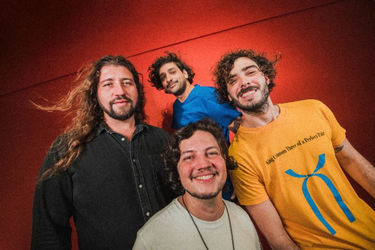 Selvagens à Procura de Lei lança single ‘O Verão Passou, mas o Sol continua aqui’