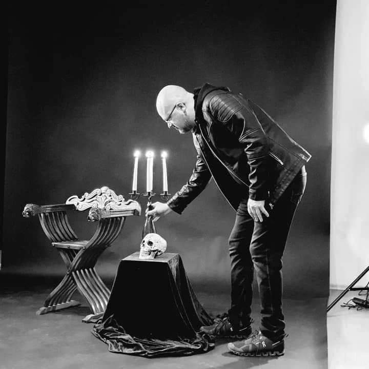 Banda The Cross anuncia trecho de novo videoclipe com participação do maestro Jochen Thurn