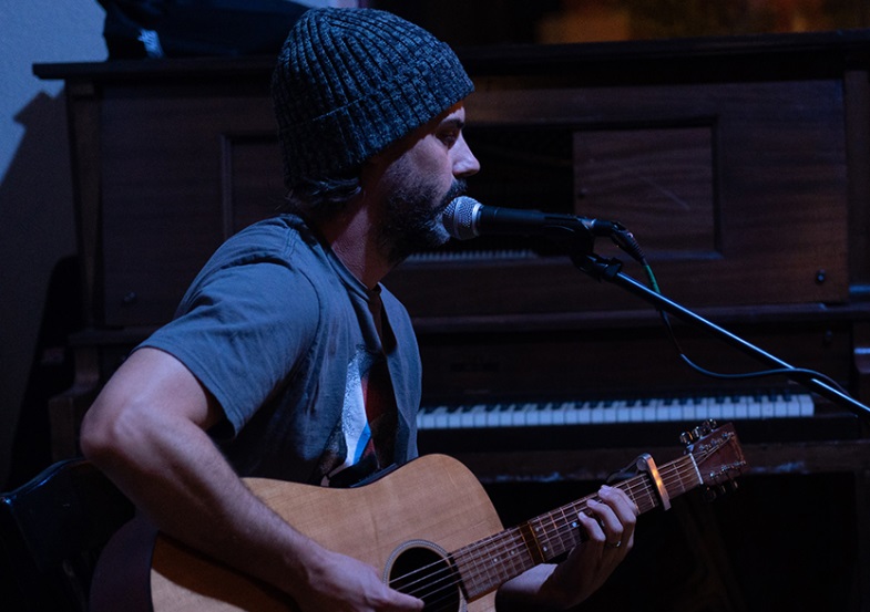 Brian Strand: após hiato de dois anos, cantor lança “Stranger”