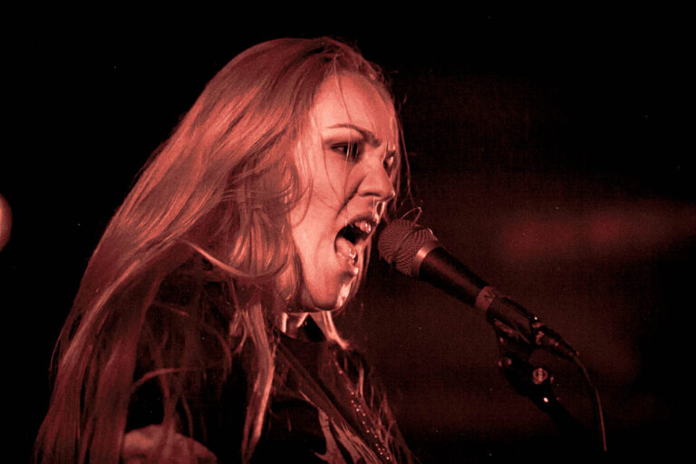 Prika Amaral assume os vocais da Nervosa em nova formação e faz estreia no Inferno Festival 2023
