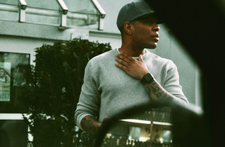 Moody Mac retorna com novo single; Ouça “Stumbling” (feat. YAW)