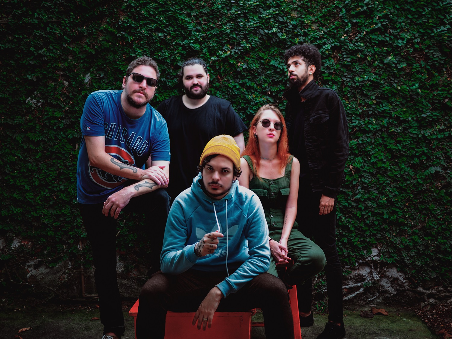 Auri transforma a busca por se encontrar em rock em “Tirar o Melhor do Pior”