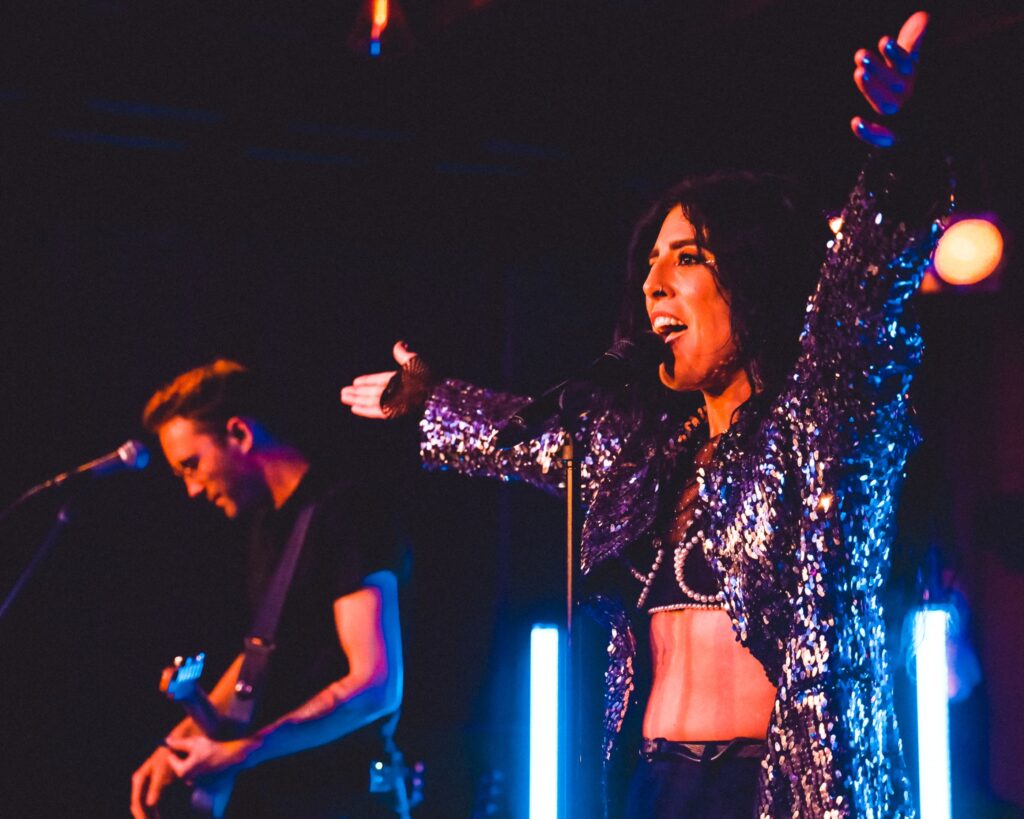 Britny Lobas explora o rock e R&B em novo single “Marina”