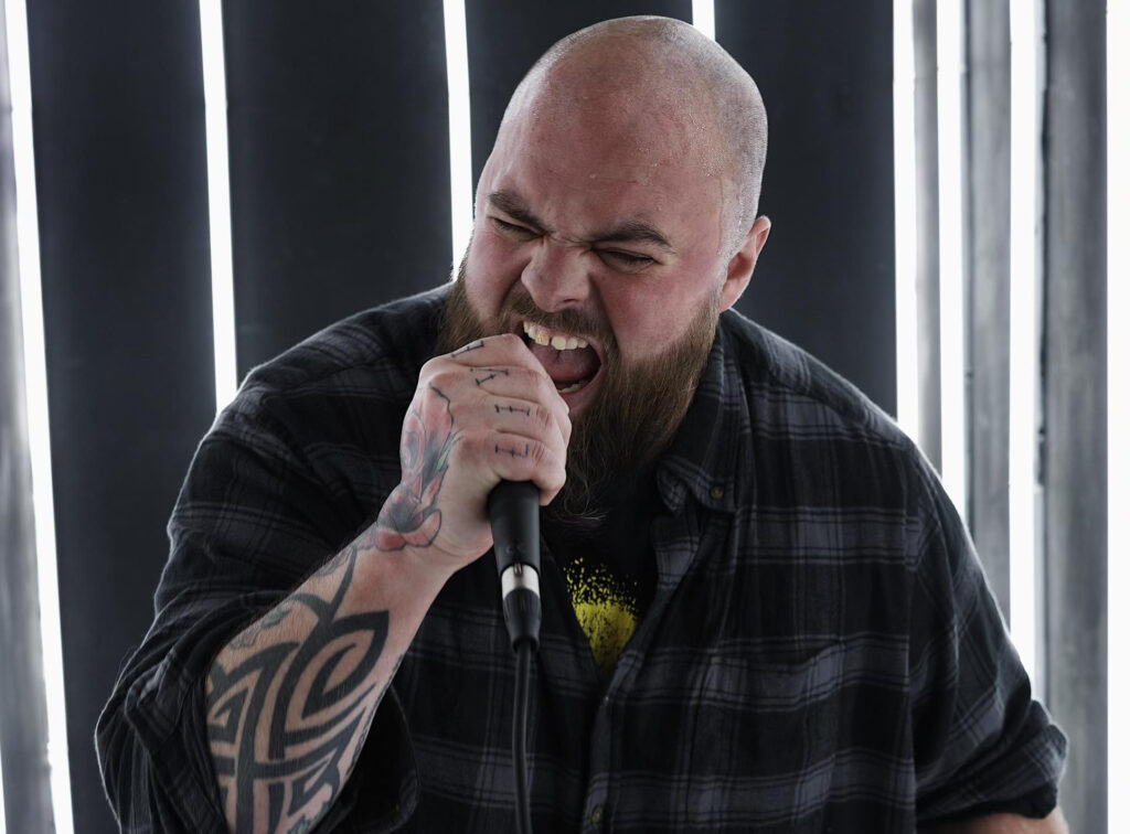 Revelação do metal alternativo Kevin Whitaker lança single “Love War”