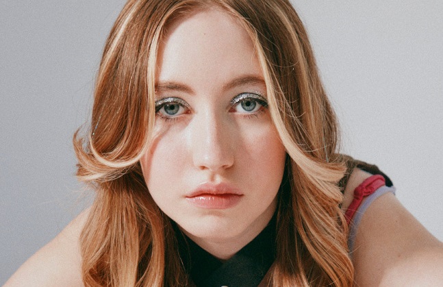 Edie Yvonne: cantora de pop rock compartilha single “In the Rain”