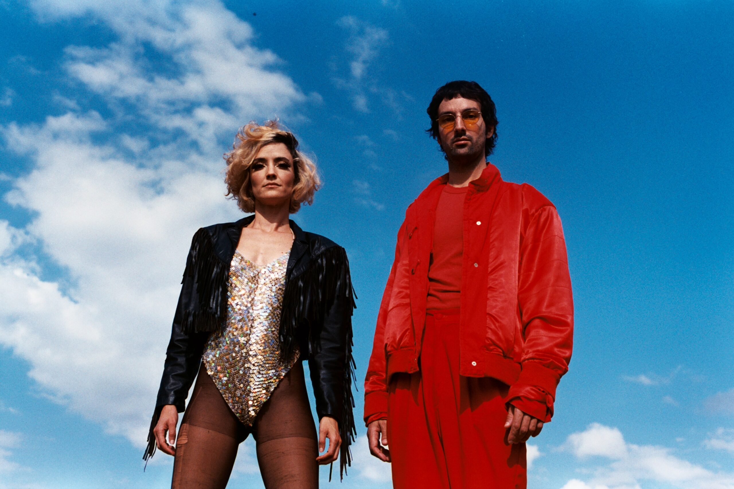 Sensação indie, duo brasiliense YPU lança álbum de estreia