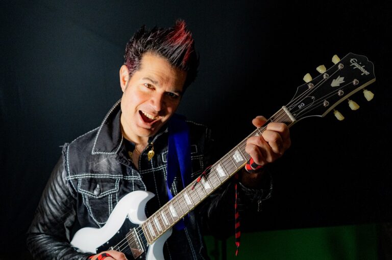 Chandra: guitarrista lança pop rock natalino “Christmas Hugs”