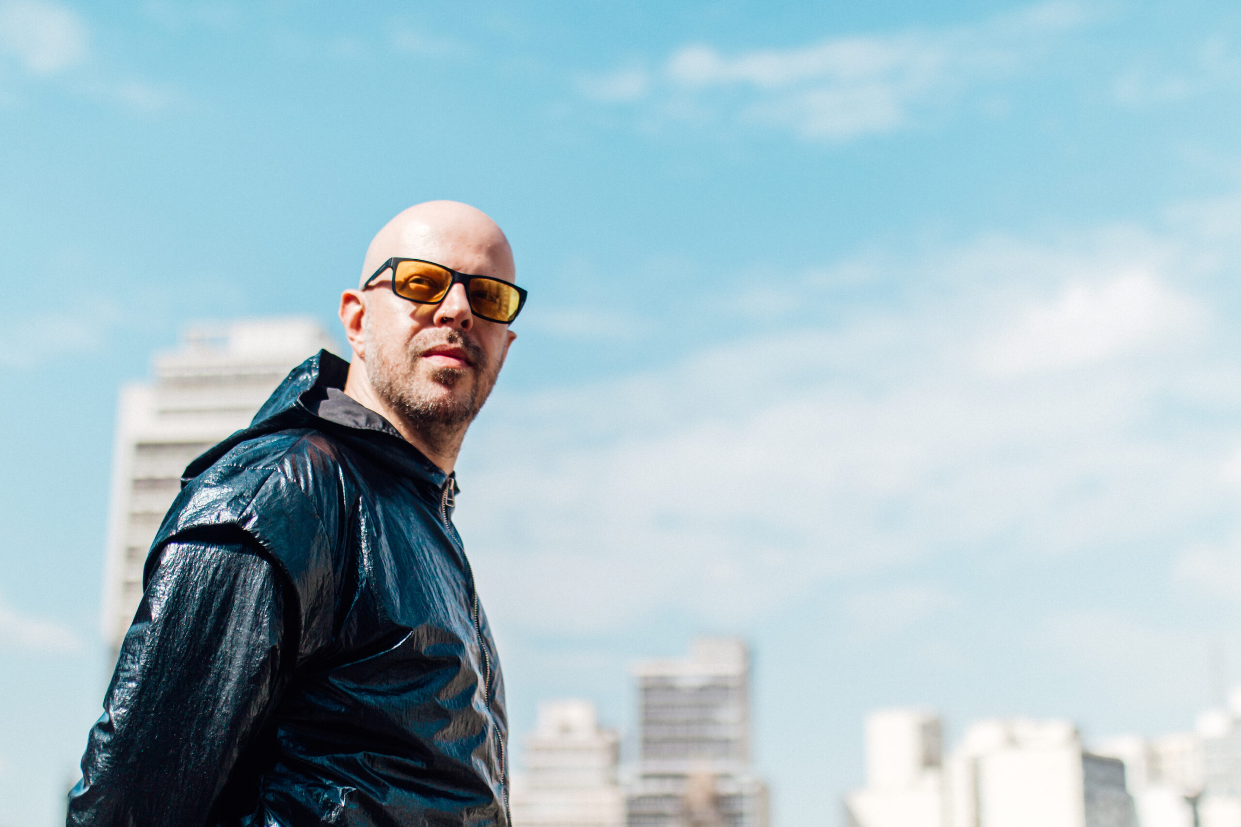 Johnny Monster traz o folk rock no hipnótico e escapista single “Os Pássaros”