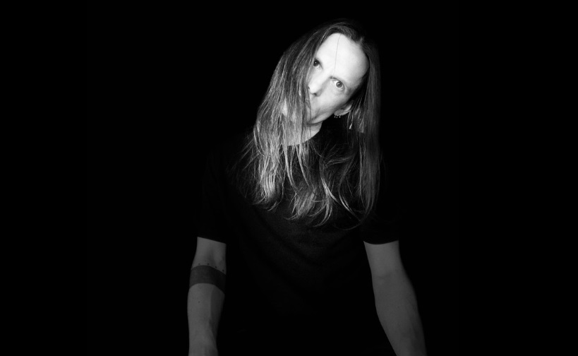 Charles East revive shoegaze dos anos 90 em cover de “Dead Beat Dance”
