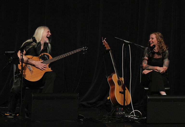 Anneke e Marko esbanjam simpatia e diversão com show acústico em São Paulo