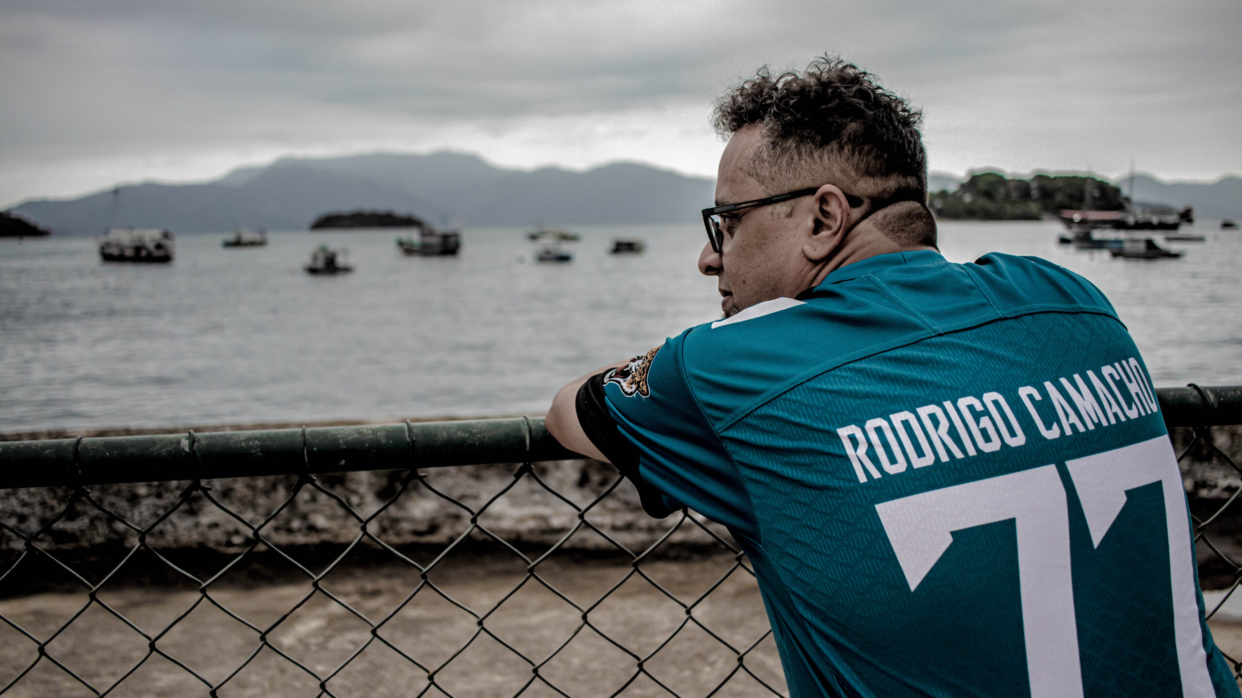 “Medo”: Rodrigo Camacho enfrenta traumas em novo single