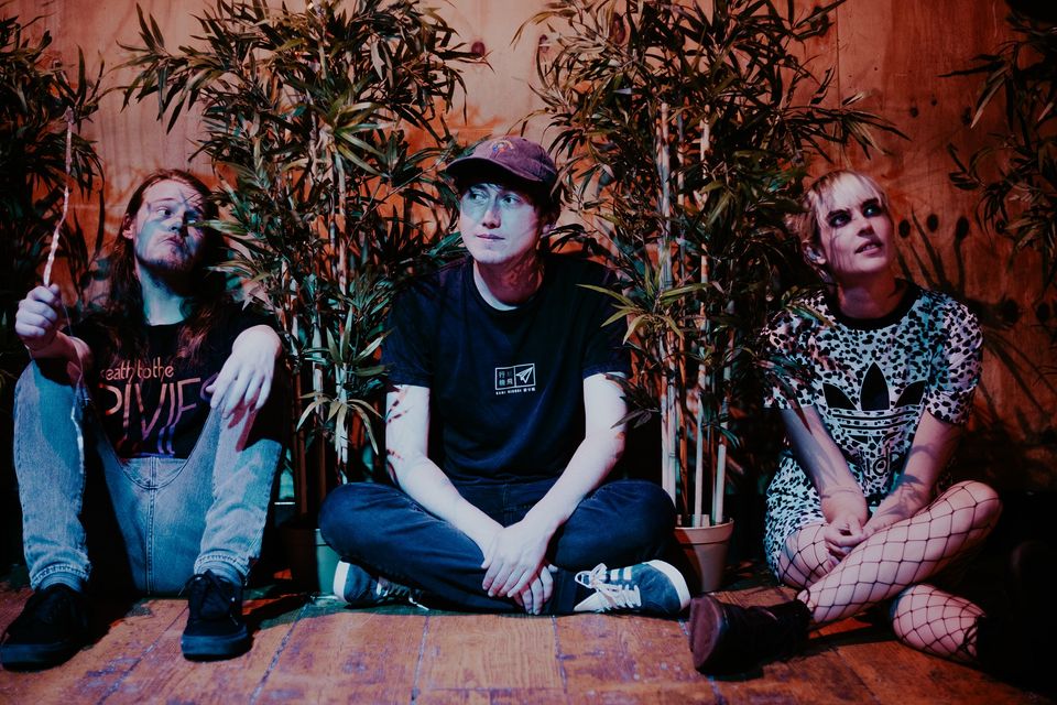 Aubrey revive o espírito do rock dos anos 90 em single “Monster”