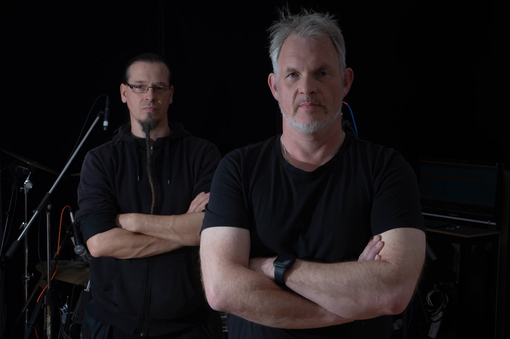 51 Miles Away duo de synthmetal lança single "Redeem Me (finally