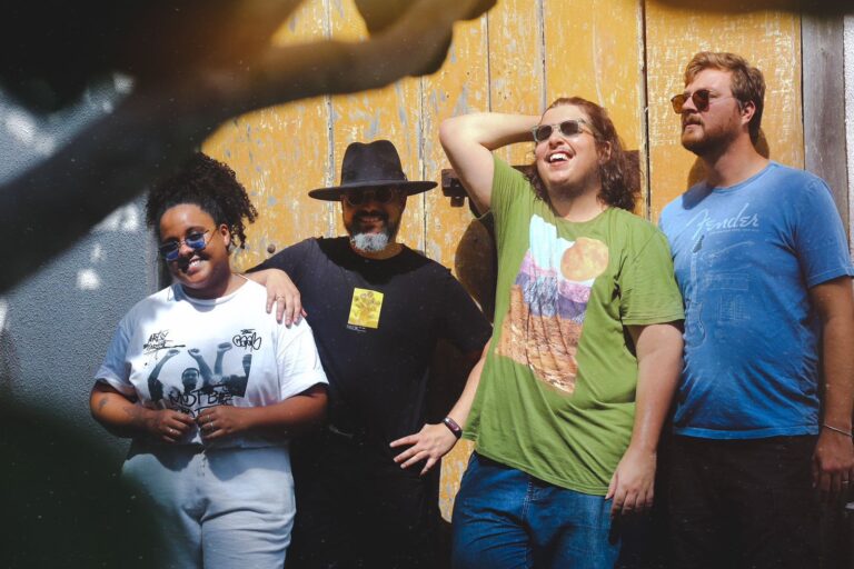 Jurema Juice aposta no rock experimental em seu segundo single, California (My Girl)
