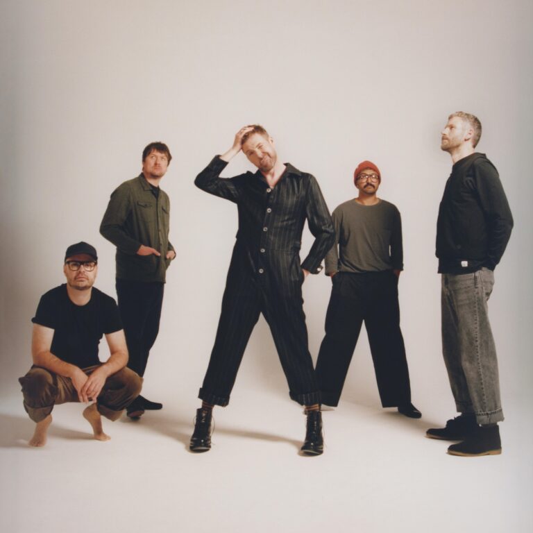 Kaiser Chiefs aquecem os ânimos para novo álbum com o single “Burning in Flames”
