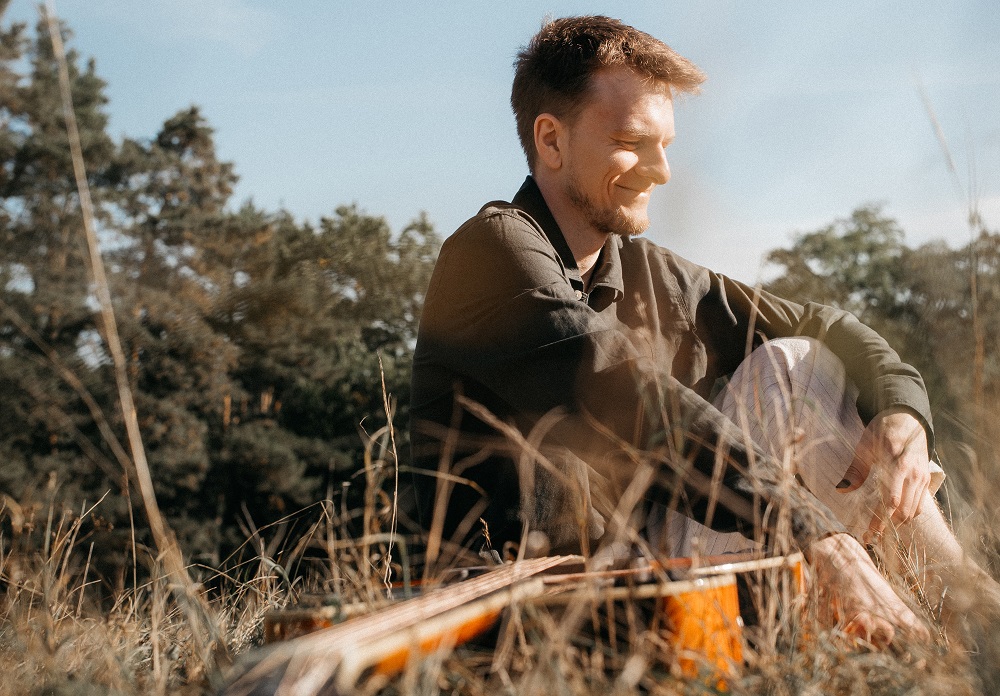Govorukha: cantor de folk rock lança single “Scissors”