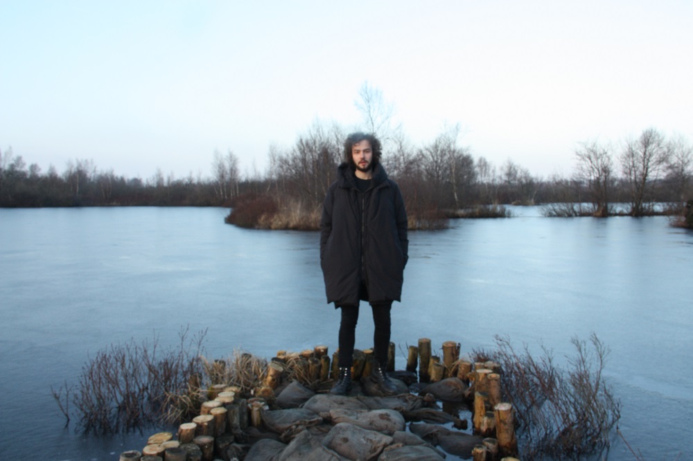 Tilla lança hit de indie rock “Keep Your Head Up (I’m A Mermaid)”