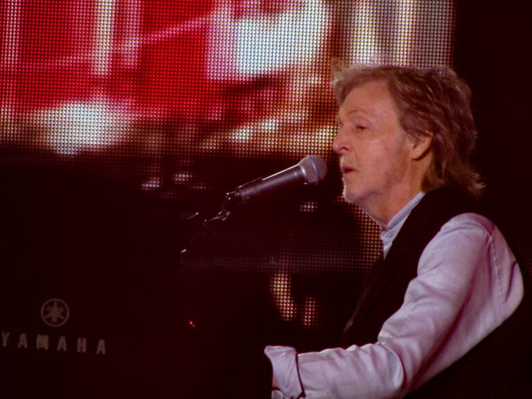 Paul McCartney em São Paulo: Sob a chuva, um ícone do rock demonstra plena forma aos 81 Anos