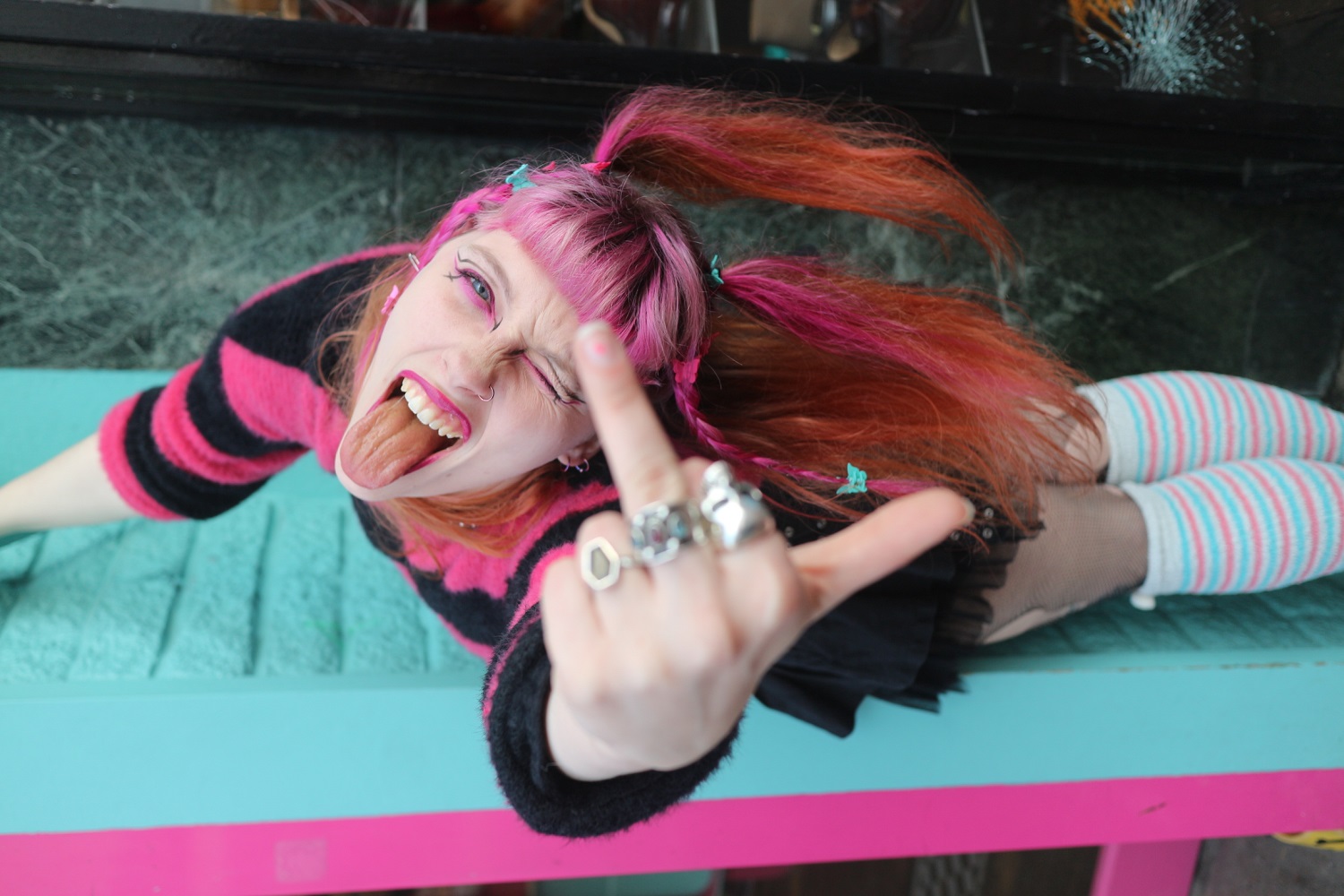 Katja Macabre: fenômeno do metal moderno lança single “Brains”