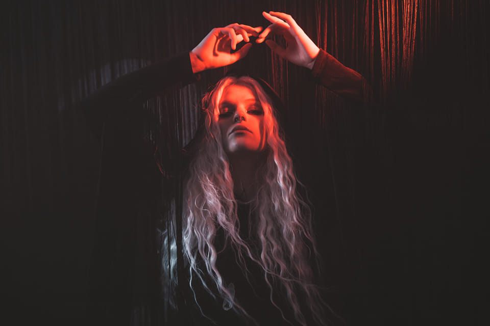 Madame Neptune: projeto de metal moderno lança single “He Rises”