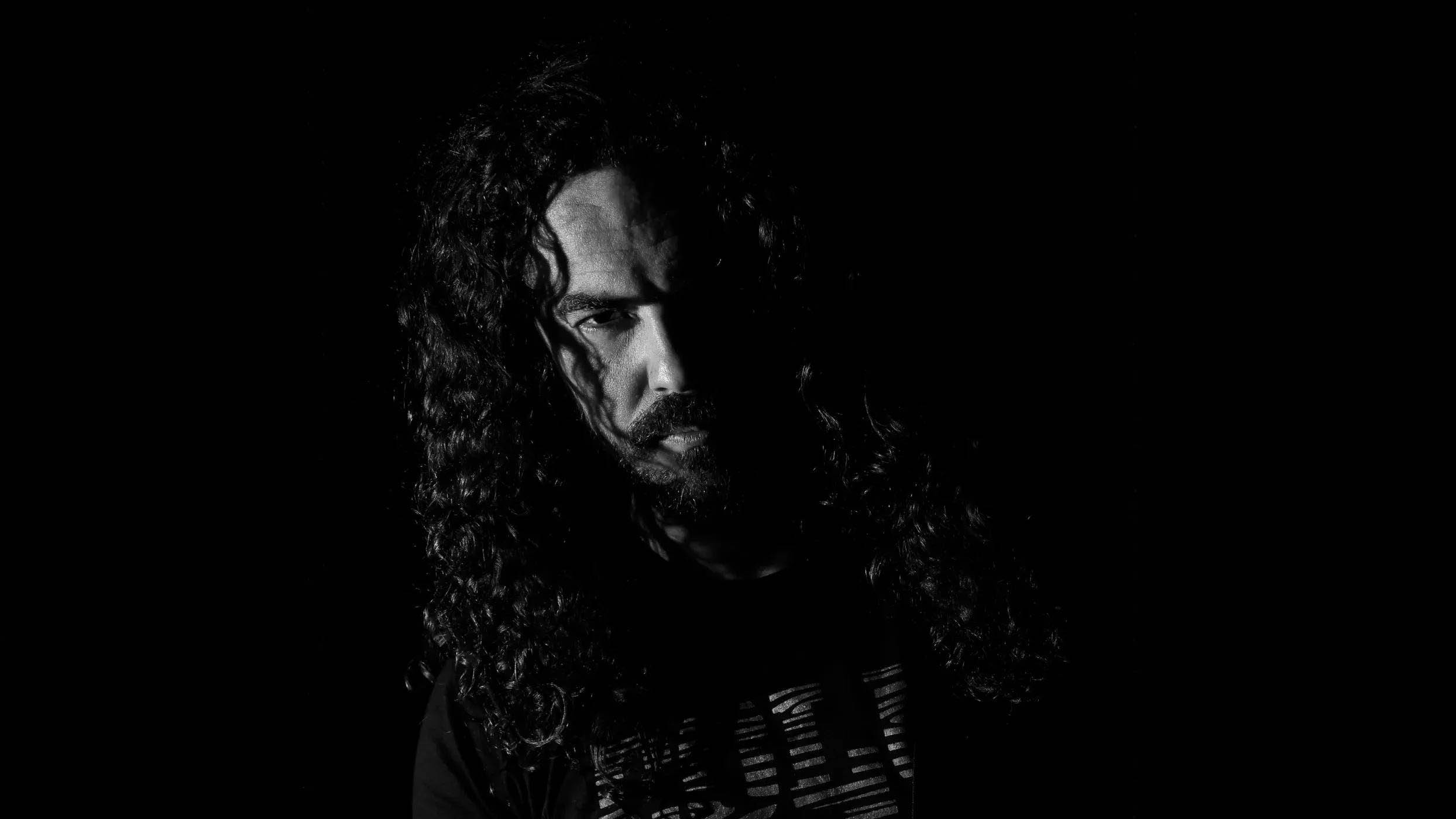 Com vocais fortes e guitarras sólidas, Hani Abadi lança novo álbum ‘Tiamat’
