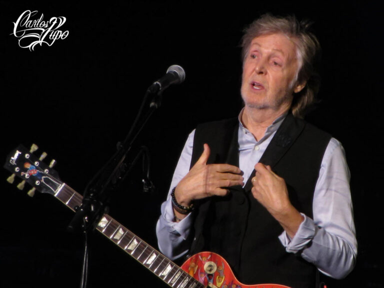 Paul McCartney declara que foi o responsável por ensinar John Lennon a tocar guitarra
