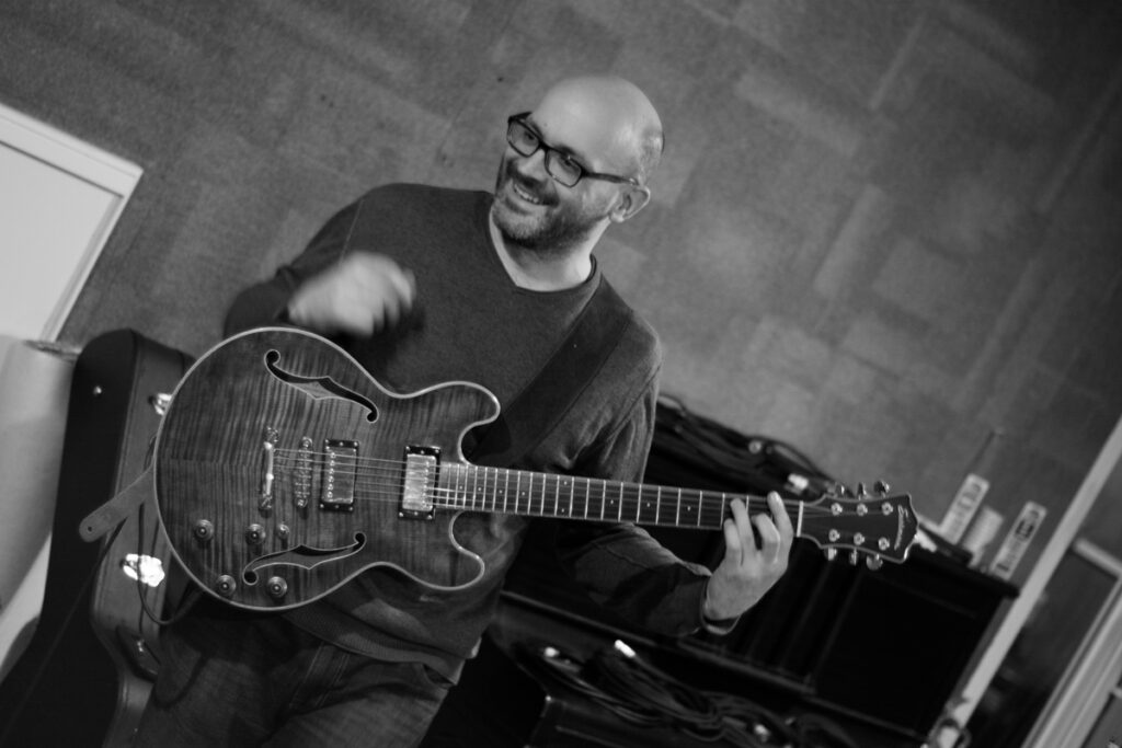 Neil C. Young lança single “Crazy For You”