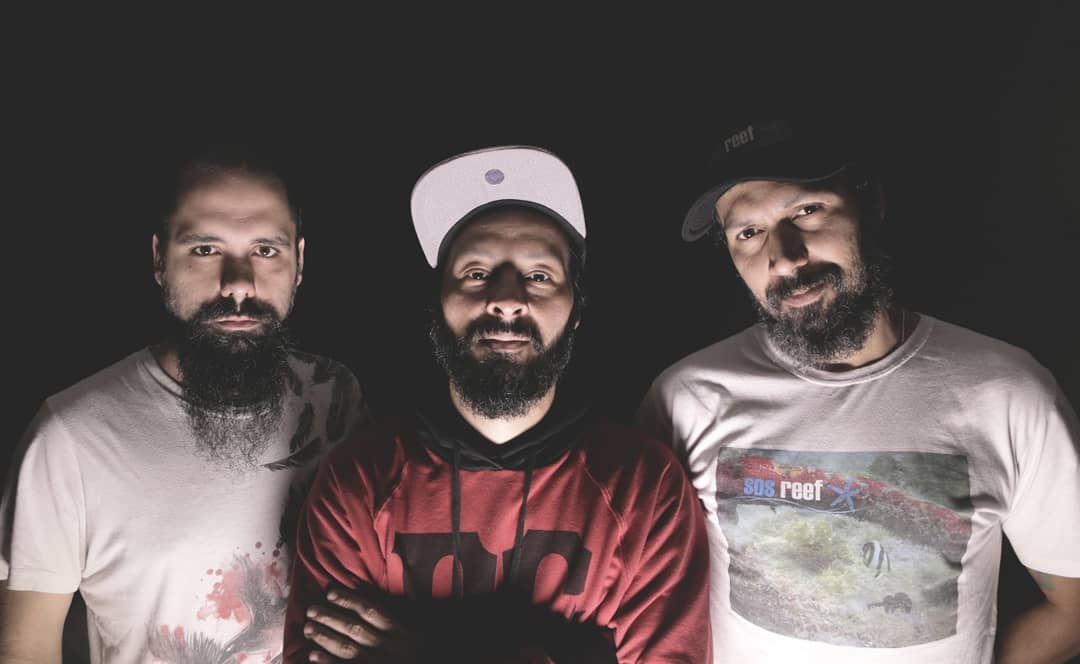 Banda Skutaê faz crítica direta a política brasileira em novo single, “Pátria, Família e Continência”