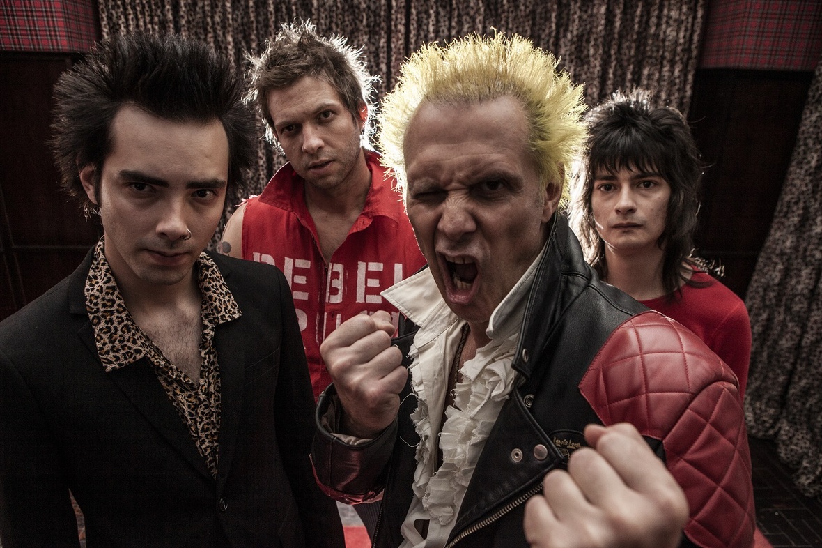 Prestes a lançar novo álbum, Supla divide palco com The Casualties pela América do Sul