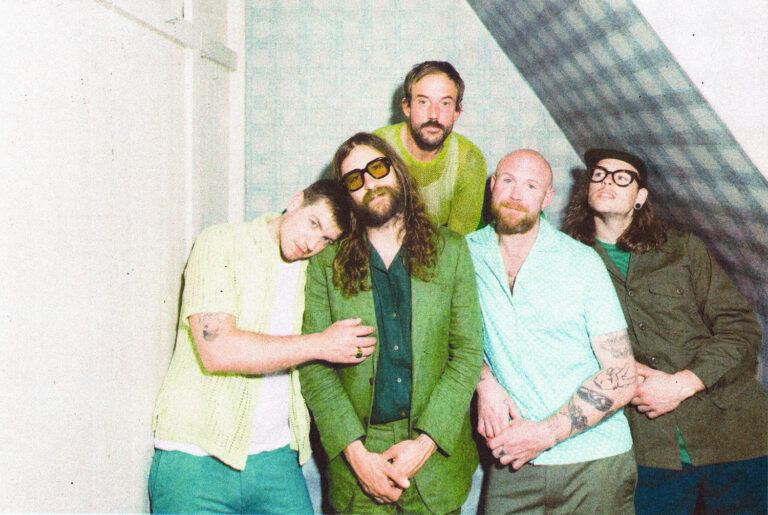 Idles reimagina “Yellow”, do Coldplay, para clipe de “Grace”