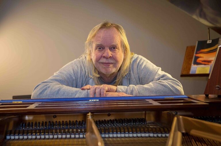 Rick Wakeman traz estreia mundial de releitura de clássicos do Yes para turnê no Brasil, com data em Curitiba (15/04)