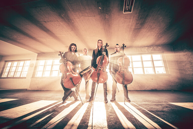 Violoncelos e Metal: Grupo finlandês Apocalyptica se apresenta na Ópera de Arame em Curitiba