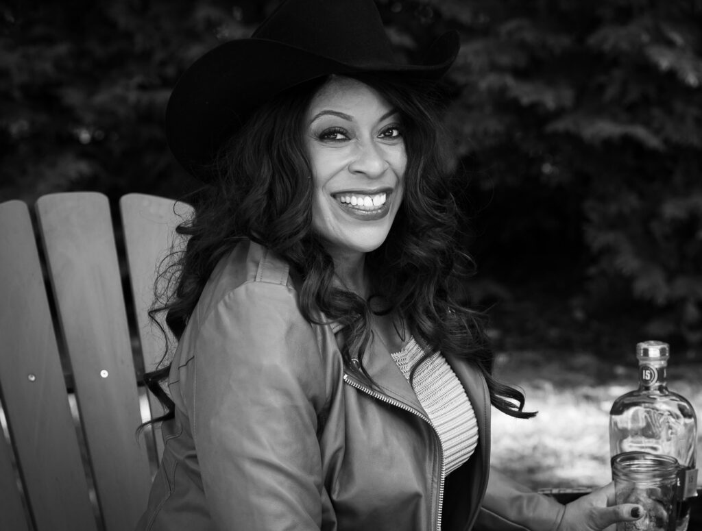 Monique Sherrell Brown: cantora de country rock lança single “I’ll Stay”