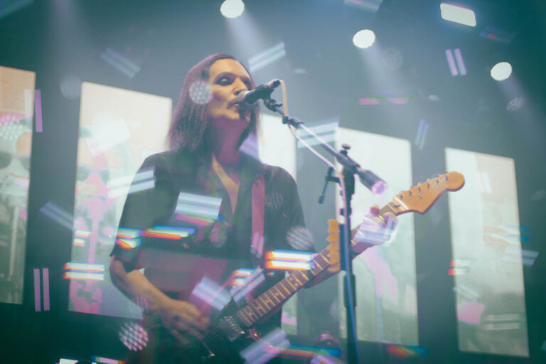 Depois de uma década, Placebo retorna ao país para um show marcante em São Paulo