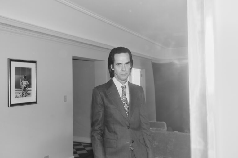 Nick Cave lança single e anuncia novo álbum