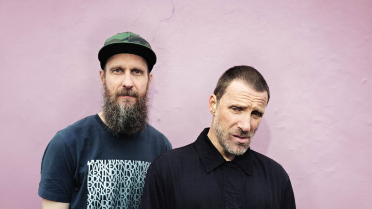 Sleaford Mods, cultuado duo inglês de pós-punk, estreia no Brasil