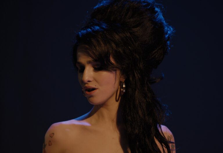 A cinebiografia “Back to Black” é descrita como um tributo poderoso à icônica cantora britânica Amy Winehouse