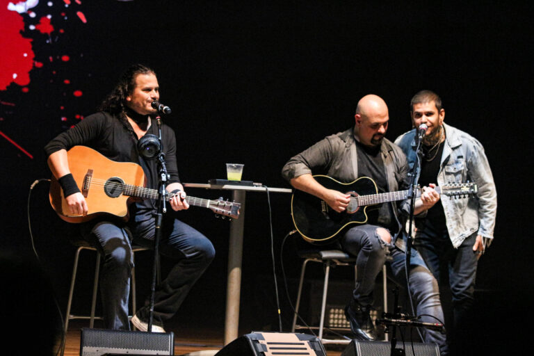 Renan Zonta canta com Jeff Scott Soto antes do show do Electric Mob no Summer Breeze