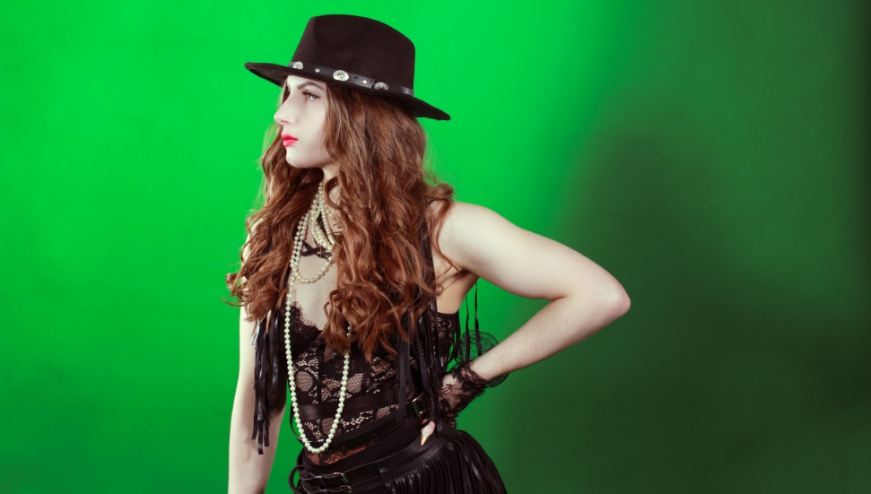Holly Roseanna lança single “Show Me The Gold” (ft. Empress)