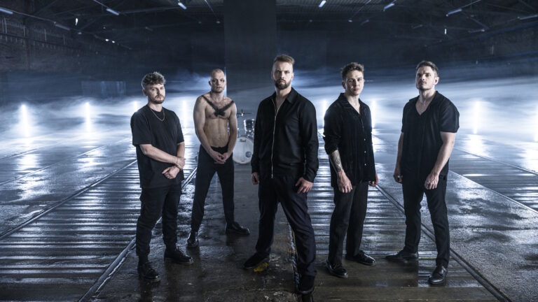 Leprous surpreende com “Silently Walking Alone”