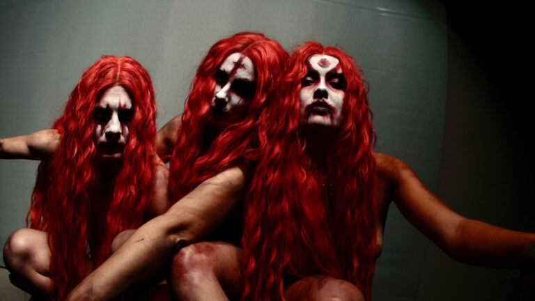 Lançando feitiços e quebrando barreiras: Uma entrevista com o Witch Club Satan